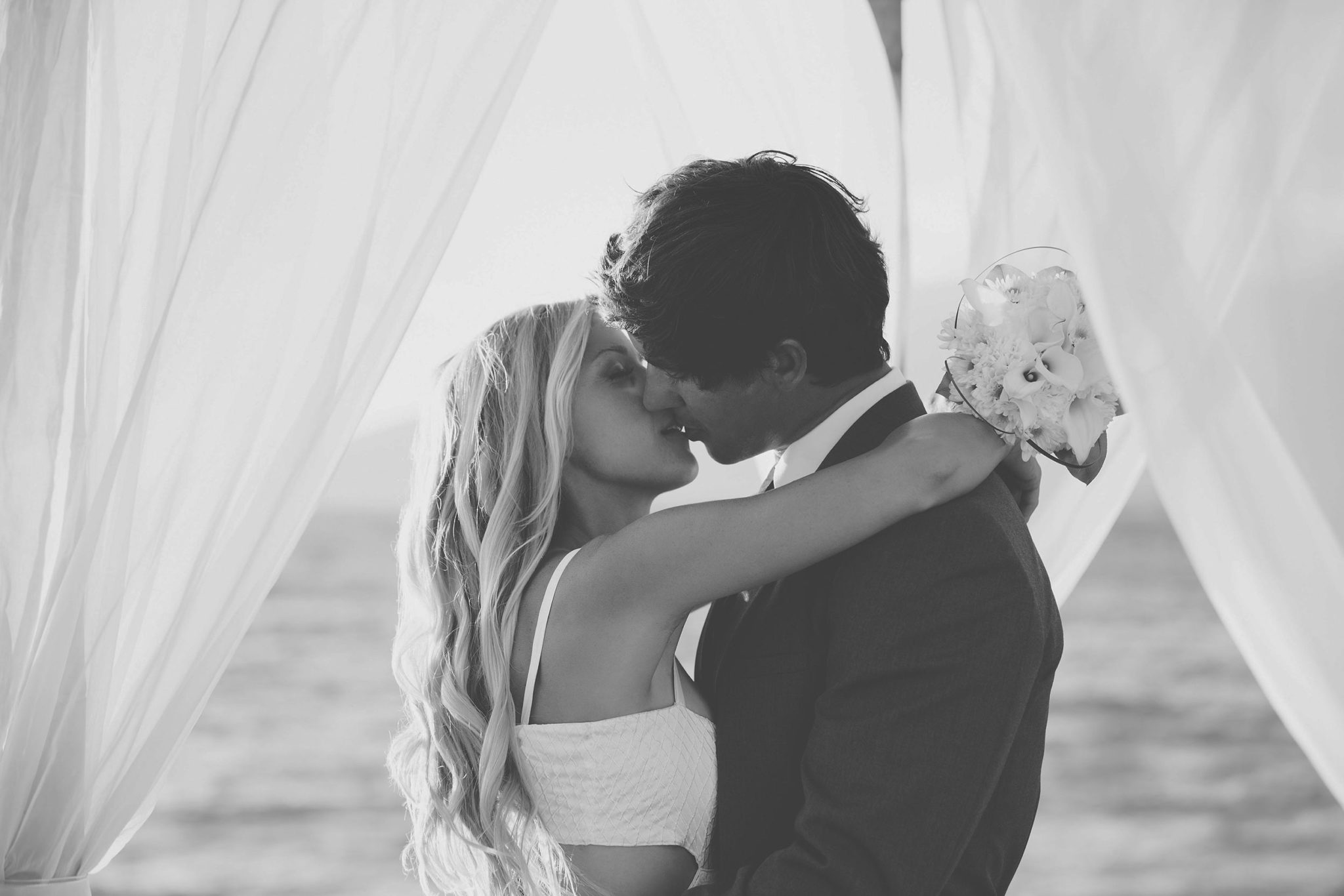 Melbourne-wedding-videography-bride-groom-kiss-on-beach